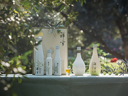 祥宇特級(jí)初榨橄欖油，純手工采摘、精選優(yōu)質(zhì)油橄欖鮮果，用意大利貝亞雷斯全自動(dòng)設(shè)備物理冷榨工藝，在鮮果采摘后8小時(shí)內(nèi)限時(shí)鮮榨而成。