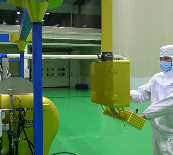 公司擁有三條原裝進(jìn)口冷榨橄欖油加工生產(chǎn)線(xiàn)，兩條德國(guó)福樂(lè)偉和一條意大利貝亞雷斯單一品種生產(chǎn)線(xiàn)，日加工鮮果能力達(dá)560噸，通過(guò)低溫純物理冷榨最大..