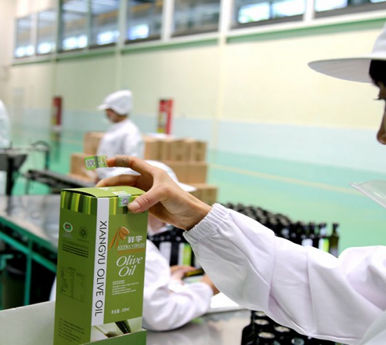 公司國(guó)通“訂單農(nóng)業(yè)”模式，獨(dú)創(chuàng)8小時(shí)限時(shí)鮮榨，從手工采摘、按質(zhì)收購(gòu)、便捷運(yùn)輸、純物理冷榨、充氮低恒溫儲(chǔ)存、灌裝等全程管理，并通過(guò)嚴(yán)格的品質(zhì)控..